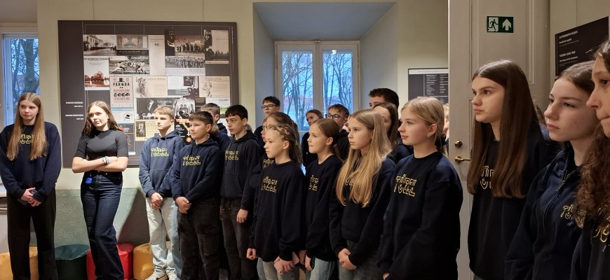 Pramintais J. Tūbelio progimnazijos keliais į senąją Prezidentūrą Kaune (foto)