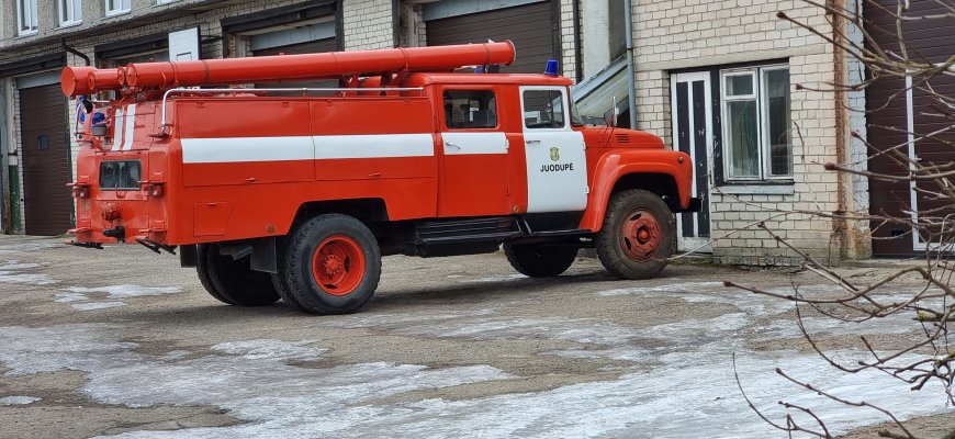 Namas degė atvira liepsna