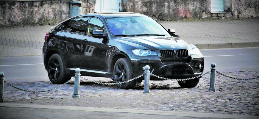 Įtartinas „BMW“ vairuotojas namų nepasiekė