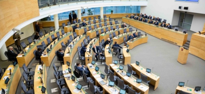 Seimas padidino socialines pašalpas, kompensacijas už būstą