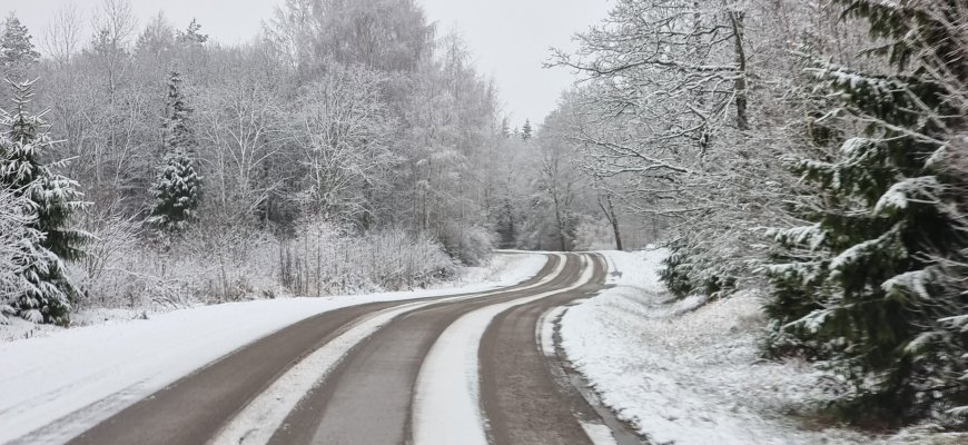 Keliuose yra slidžių ruožų, įspėja kelininkai