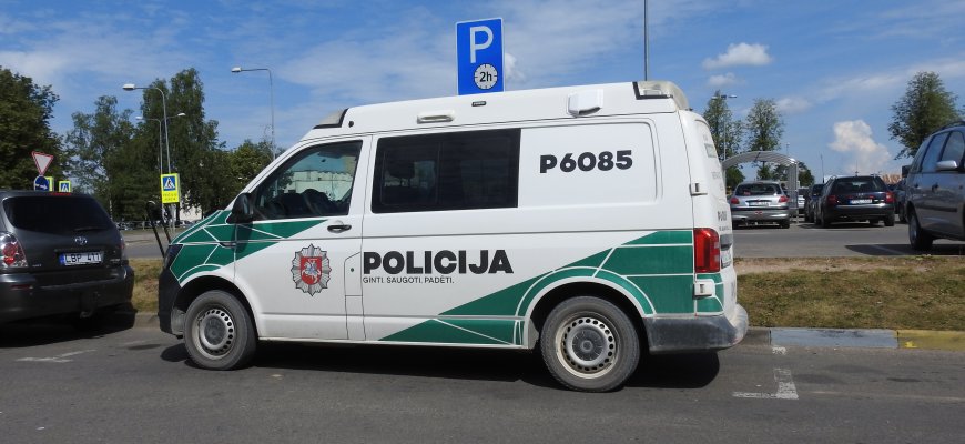 Grįžtant prie privalomo kaukių dėvėjimo, policija žada bendradarbiauti su įstaigomis