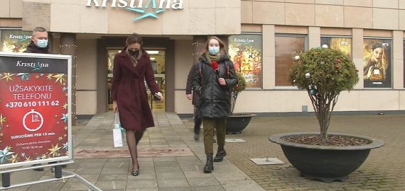 Po raginimų likti namuose – V. Čmilytės-Nielsen vojažas po parduotuves: aš tik trumpam
