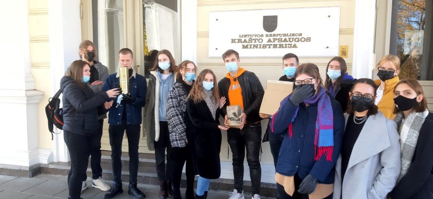 Juodupės gimnazijos mokiniai lankėsi Krašto apsaugos ministerijoje (foto)
