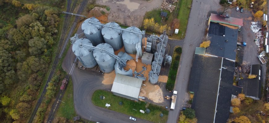 Rokiškyje nugriuvo „Gerkonių elevatoriaus“ grūdų talpykla(video+foto)