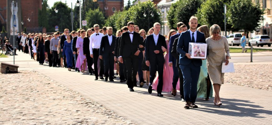 Šiemet abiturientų nuotaikos džiugios (video +foto)