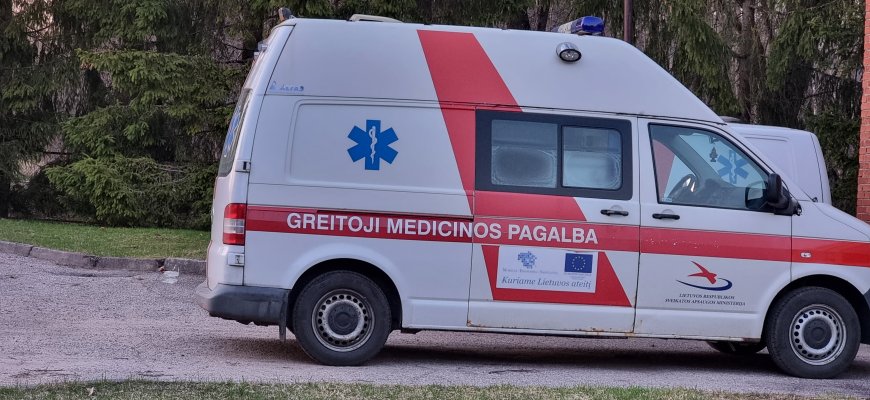 Įleido medikus į butą