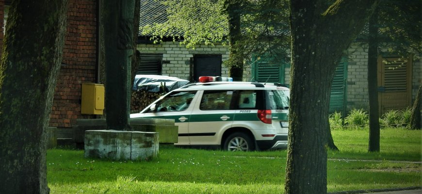 Pavogė piniginę ir papuošalus