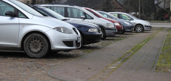 Siūlo leisti savivaldybių pareigūnams patraukti neleistinoje vietoje paliktus automobilius