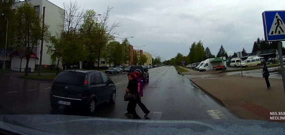 Eilinė situacija Rokiškio pėsčiųjų perėjoje (video)