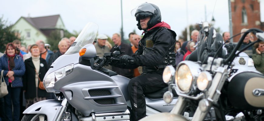 Biržų senovinės technikos klubo „Ekipažas“ ir Rokiškio baikerių klubo „By Force Mcc“ paradas (video)