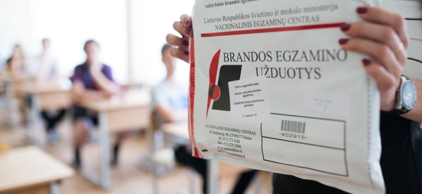 Mokslo metų naujovė abiturientams – egzamino vertės brandos darbas
