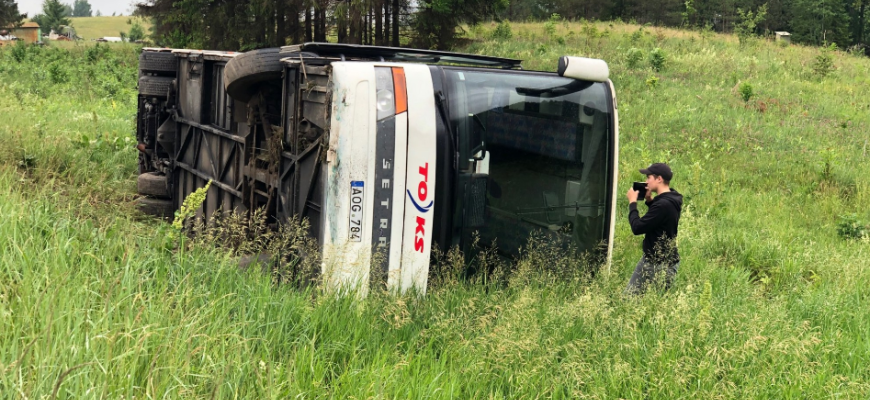 Pakeliui į Vilnių apvirto tarpmiestinis autobusas vežęs keleivius iš Rokiškio