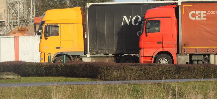Pasienyje su Latvija vėl susiformavo kilometrinės vilkikų eilės