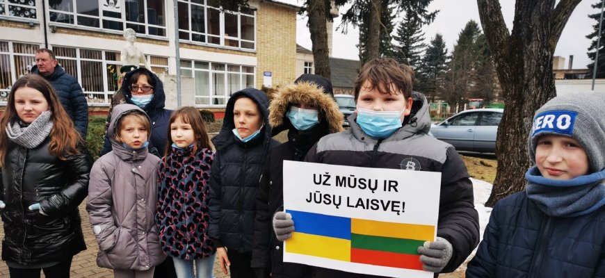 Juodupės gimnazija kartu su miestelio bendruomene jungiasi prie Ukrainos palaikymo akcijos „Laisvė šviečia“