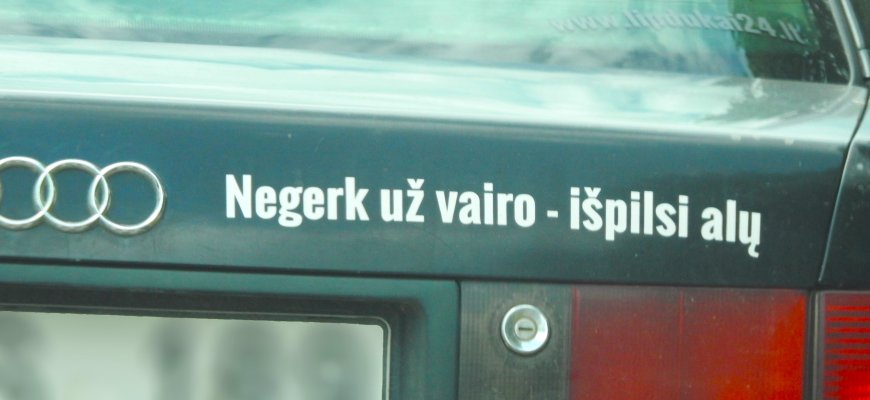 Neblaivus vairuotojas trenkėsį į stovintį automobilį