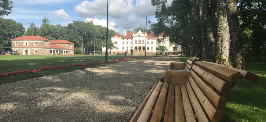 Lankytojų patogumui Rokiškio dvaro teritoriją papildė 10 suoliukų (foto)