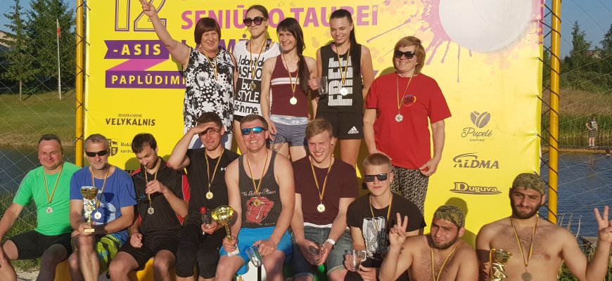 Rokiškio rajono seniūnijos susitiko tinklinio aikštelėje (foto)
