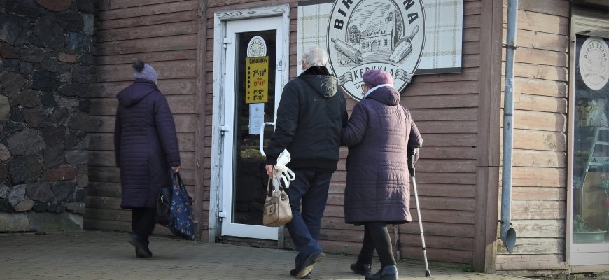 Atvėrus parduotuvių ir paslaugų teikimo vietų duris, rizikos grupėje esantiems ir toliau rekomenduojama likti namuose