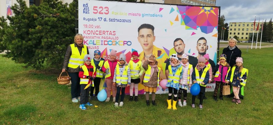 Lopšelio-darželio „Varpelis“ „Pelėdžiukų“ grupės vaikų edukacinė kelionė po Rokiškio miestą (foto)