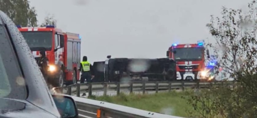Lietingas sekmadienis paženklintas ant viaduko apvirtusiu automobiliu