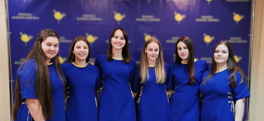 Kovo 8-ąją „Dainų dainelėje“ - Rokiškio Rudolfo Lymano muzikos mokyklos ansamblis „Re Do“