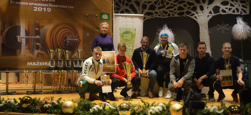 Jėgos trikovės sportininkai sezoną baigė sėkmingu startu