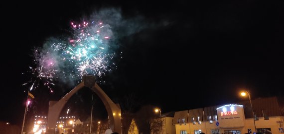 Nepriklausomybės aikštėje sutikti 2024-ieji: atvyko Kalėdų senelis, degė šiukšliadėžė, mėtėsi buteliai (foto)