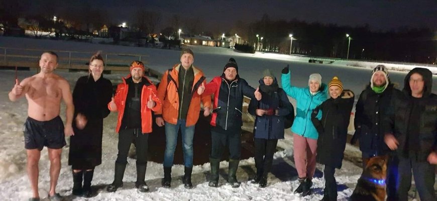 Rajono meras ir būrelis entuziastų išsimaudė lediniame vandenyje