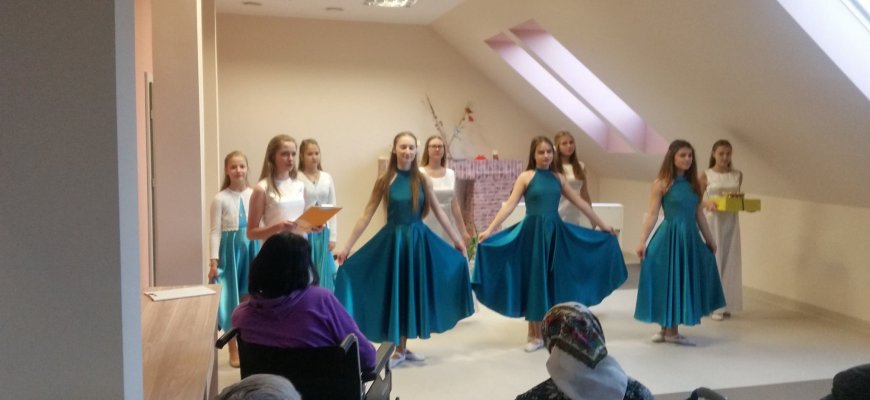 Rokiškio choreografijos mokyklos mokinės padovanojo Adventinę popietę globos namų seneliams (foto)