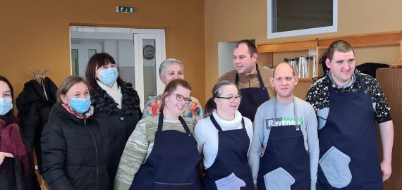 Rokiškio profesinio mokymo centro siuvėjos sukūrė prijuostes socialinės paramos dienos centro lankytojams (foto)