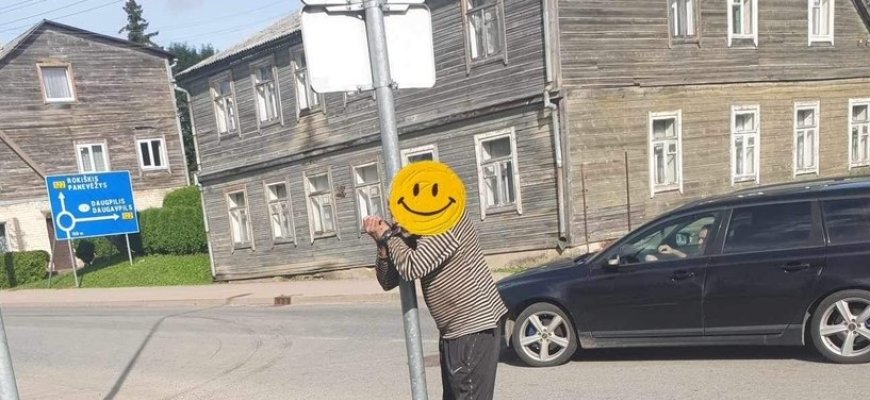 Obeliuose prie stulpo diržu buvo pririštas vietinius šiurpinantis girtuoklis