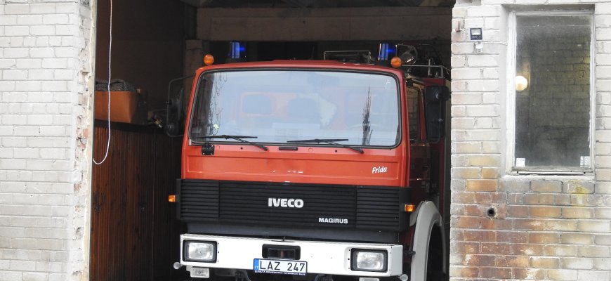 Rudeliuose ugniagesiai gesino automobilį
